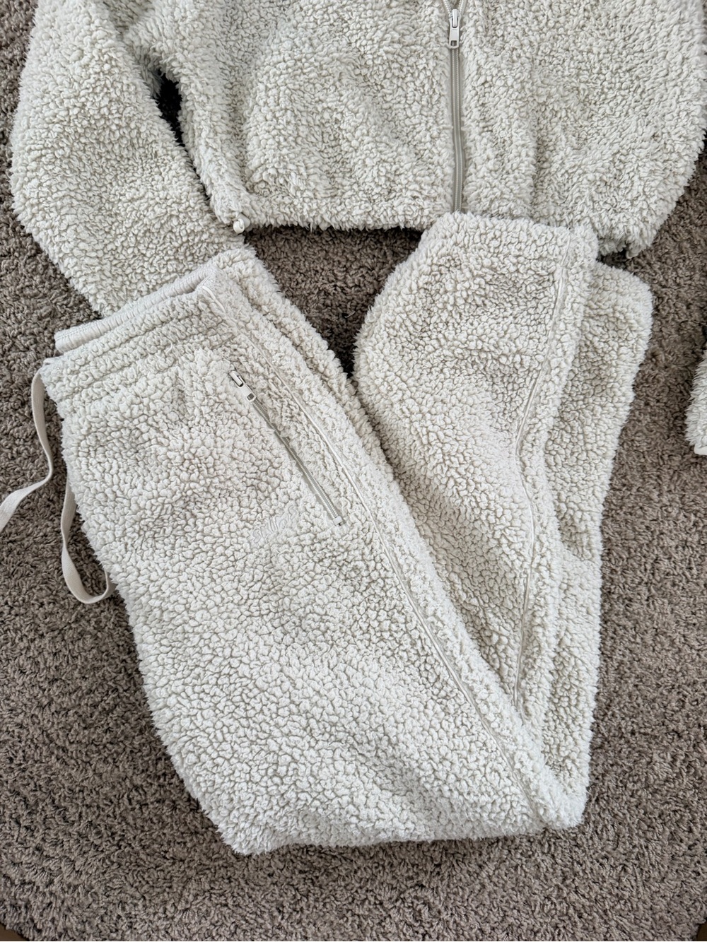 SKIMS Teddy Cream Fleece Zip Crop Sweater & Jogger Set - Picture 8 of 8